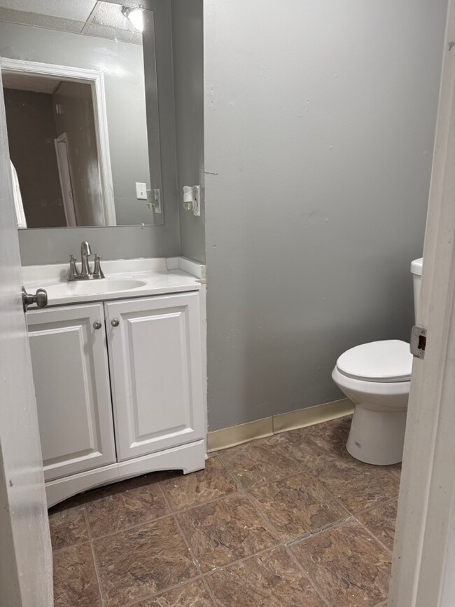 Foto del edificio - Great 2 bed 1.5 bath home includes bonus room and has central air conditioning!