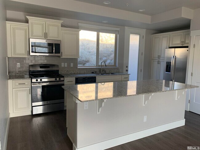 Building Photo - 700 Bluffs Ct