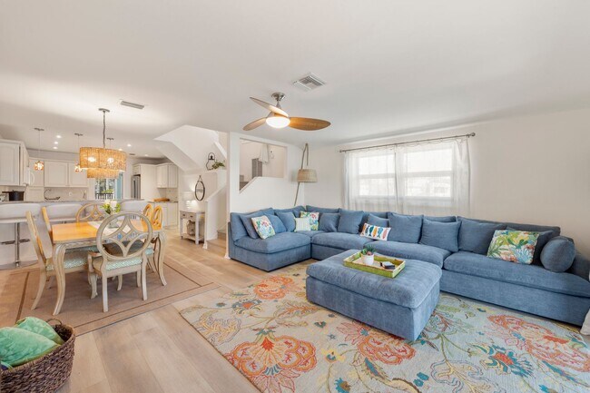 Foto del edificio - Steps from the Sand! Seasonal Retreat in Palm Bay Estates