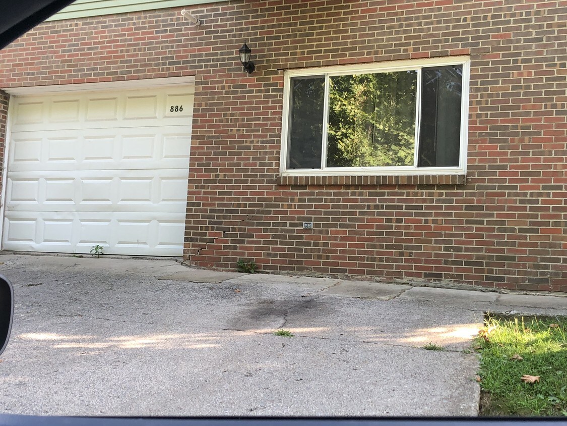 Front of building - 886 Quadrilla St