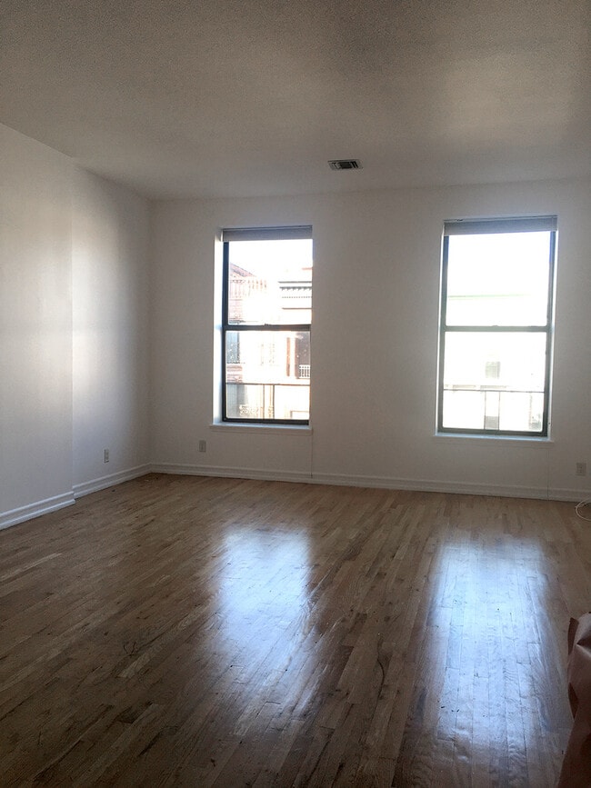 Building Photo - 116 W 136th St