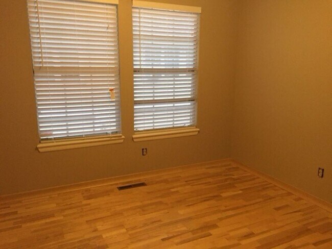Building Photo - Stylish End-Unit Townhouse with Loft, Offi...
