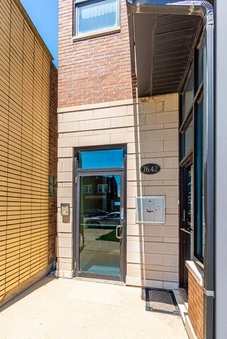 Foto del edificio - 7642 W Belmont Ave