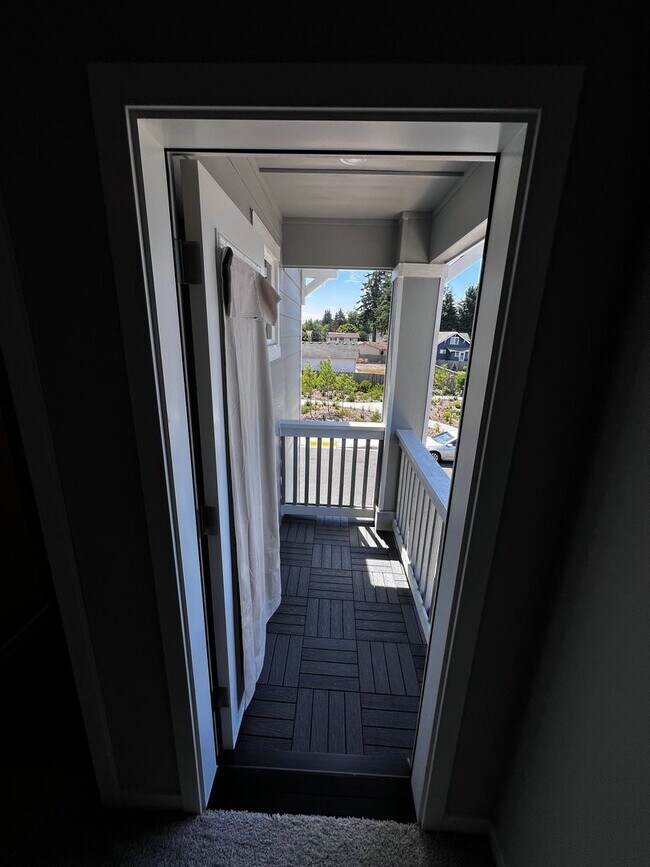 Foto del edificio - Spacious 4-Bedroom Townhome with Loft, Che...