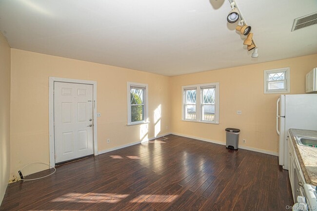 Building Photo - 52 Maple Ave