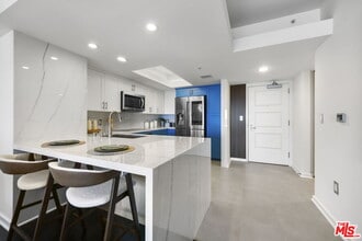 Building Photo - 13700 Marina Pointe Dr