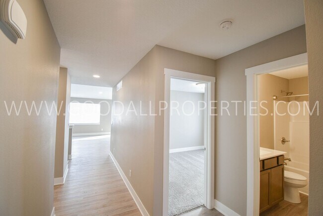Foto del edificio - 3 Bedroom, 2 Bathroom Single Family Ranch with 2-Car attached garage