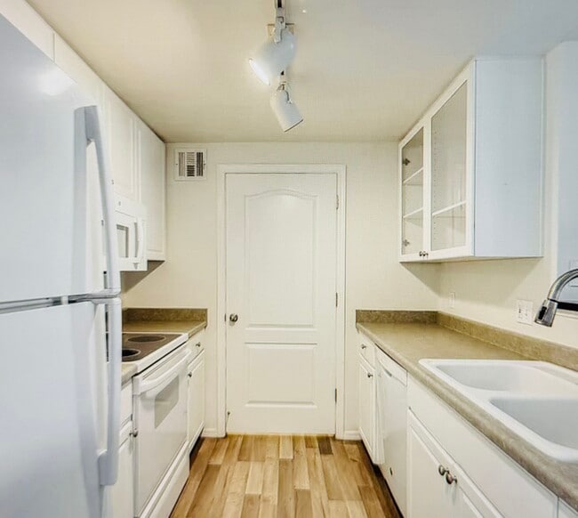 Kitchen Up Close - 1701 E Colter St