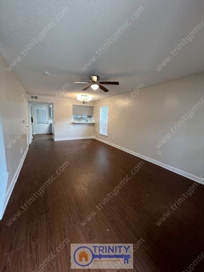 Foto del edificio - Cute TWO STORY Town Home!