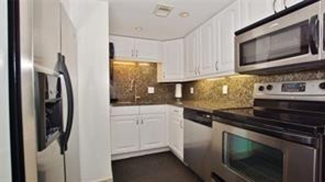 Foto principal - 15645 Collins Ave