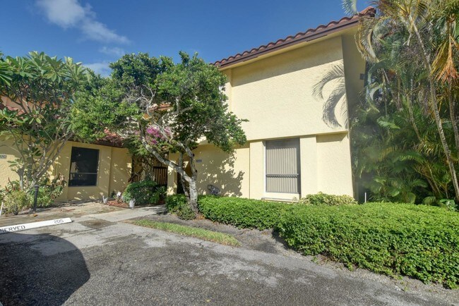 Foto del edificio - 5817  Fox Hollow Drive G