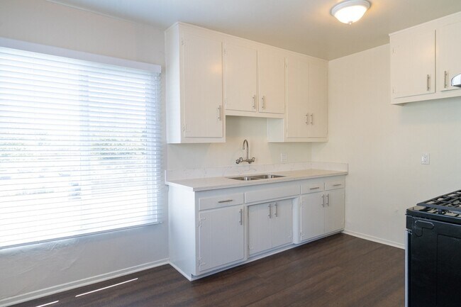 Foto del edificio - 7111 Whitsett Ave