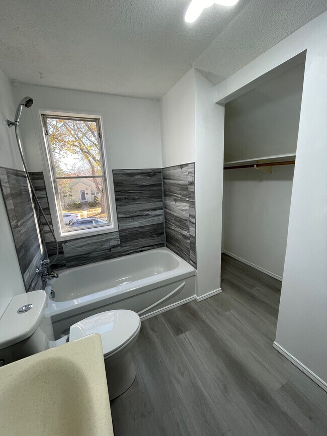 Photo du bâtiment - 1115 Ave C North