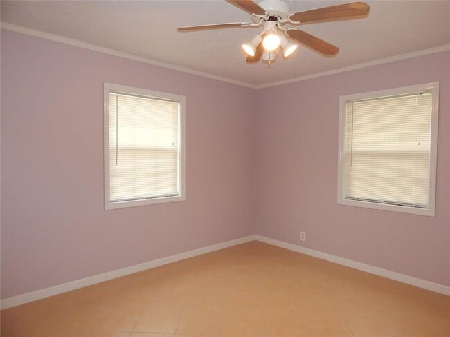 Building Photo - 1305 Jennifer Ln