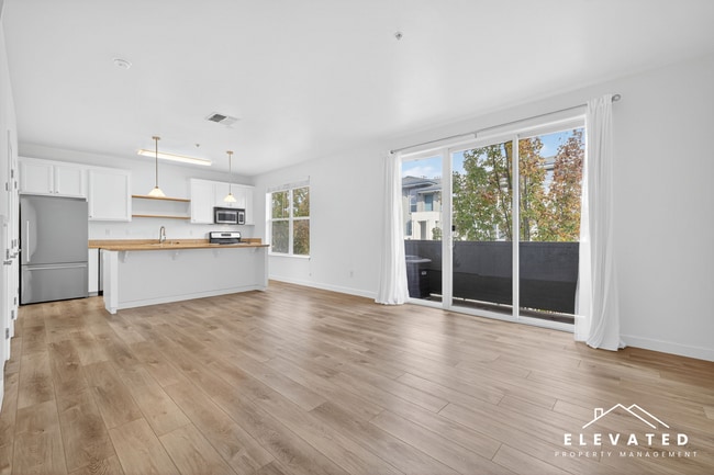 Building Photo - 905 Doubles Dr