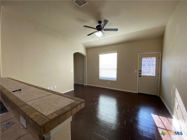 Foto del edificio - 688 Creekside Cir