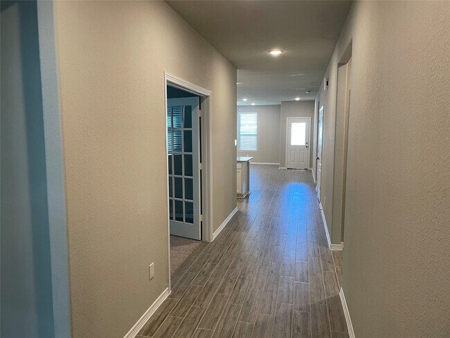 Foto del edificio - 803 Cypress Smt Rd