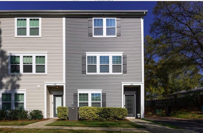 Building Photo - 1028 Sharon Towns Dr