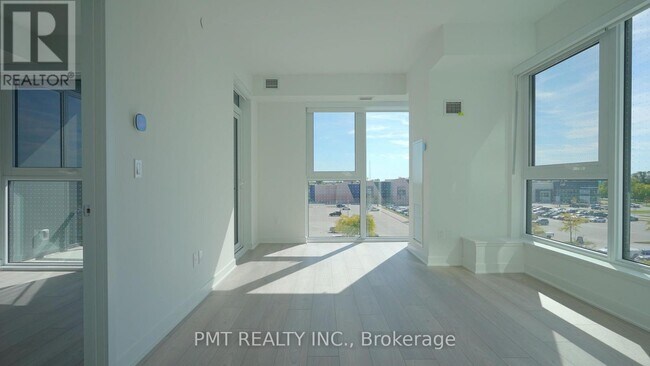 Photo du bâtiment - 1007 The Queensway