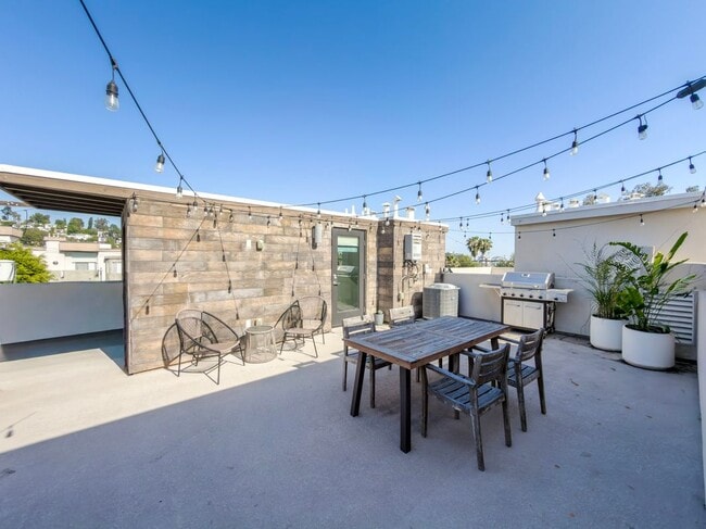 Foto del edificio - 2111 N Cahuenga Blvd