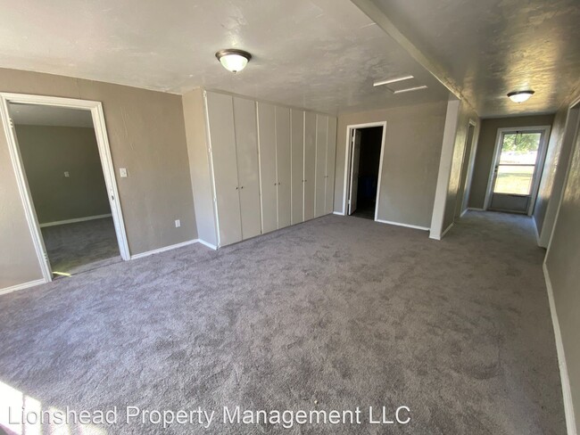Building Photo - 4 br, 1 bath House - 9401 NE 10th St