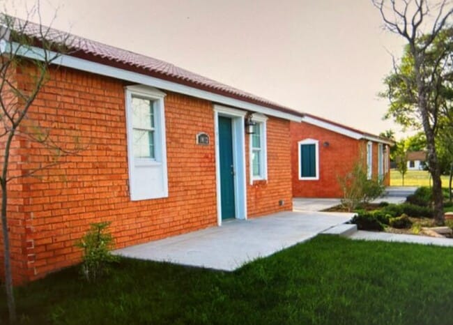 Building Photo - 1013 NE Mustang Dr