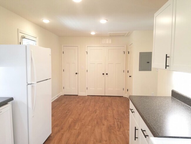 Building Photo - OAK CREST