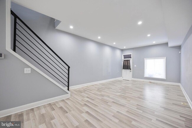 Building Photo - 10 N Ellwood Ave