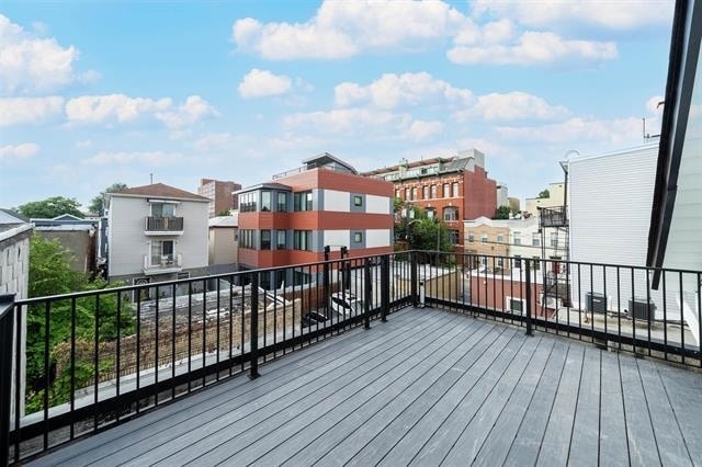 Foto del edificio - 169 Webster Ave