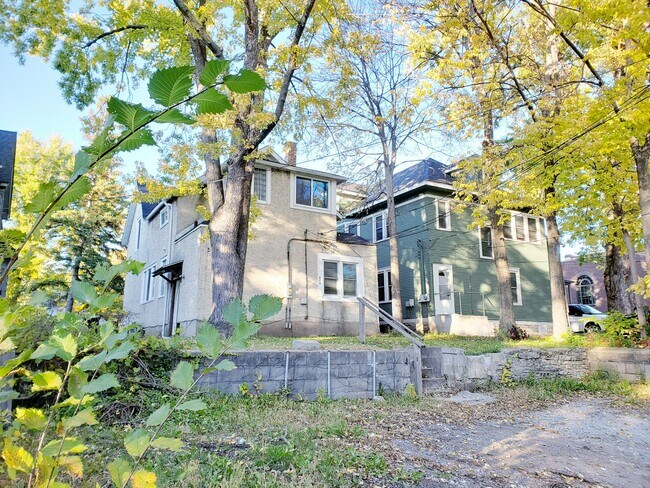 Back Parking - 678 Jessamine Ave E