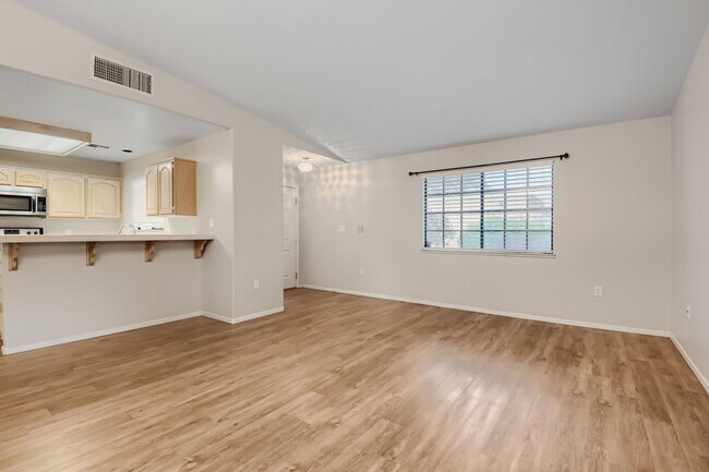Building Photo - Charming 3-Bed Townhome in Quail Estates a Guard Gated 55+ Community with Amenities!