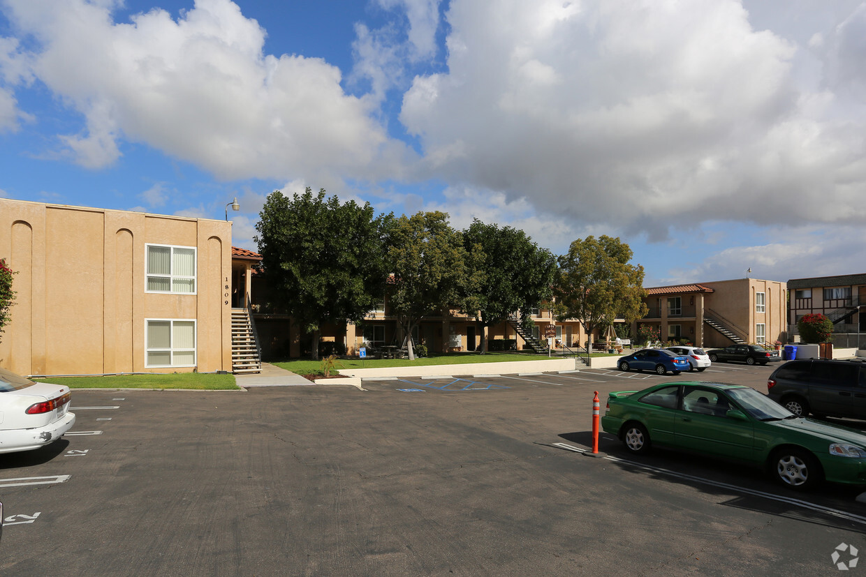 Primary Photo - Sunny View Apartments