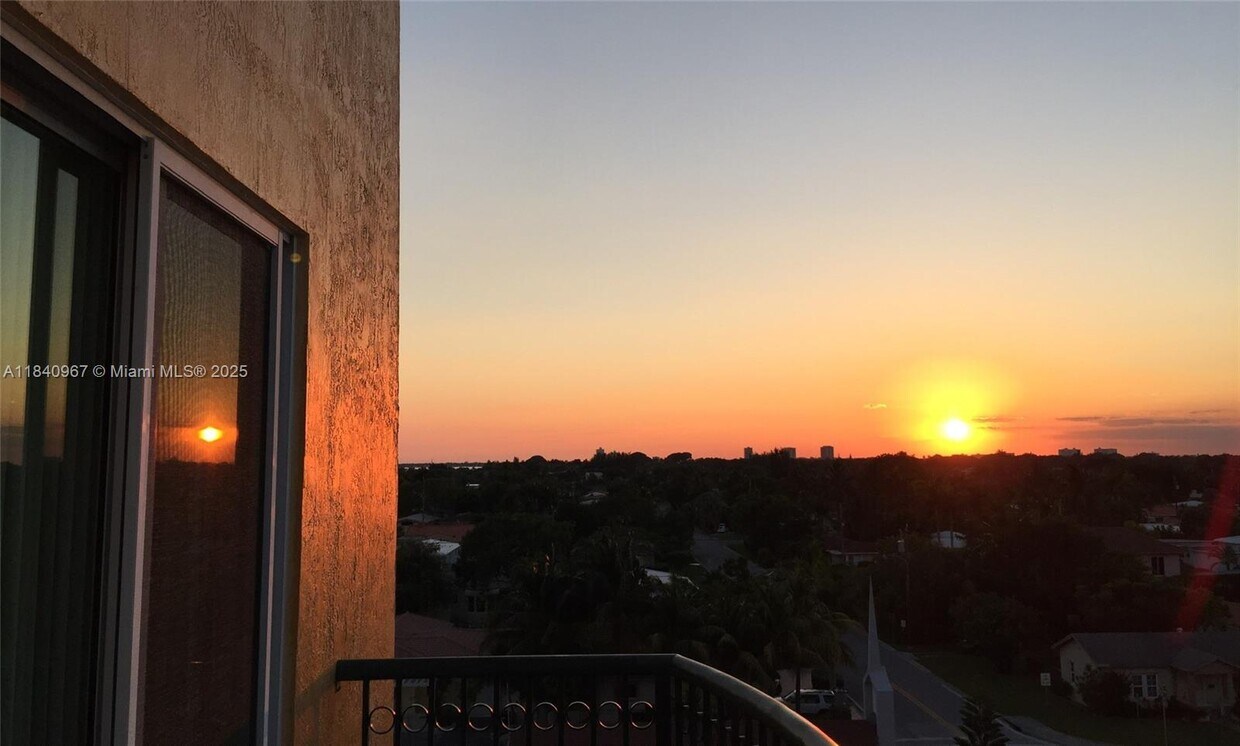 Foto principal - 8888 Collins Ave