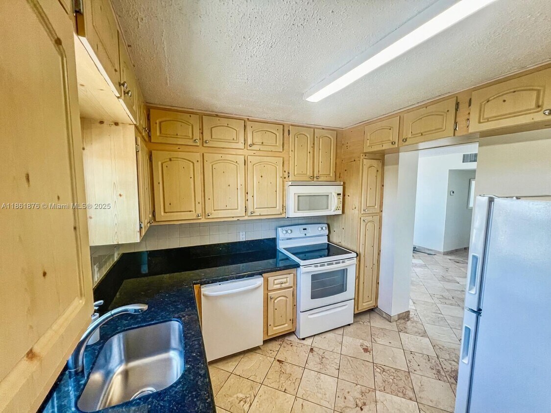 Foto principal - 2025 NE 164th St