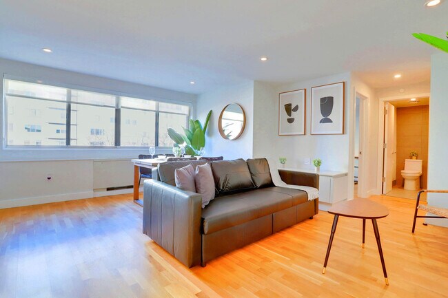 Foto del edificio - 1310 N Oak Ct