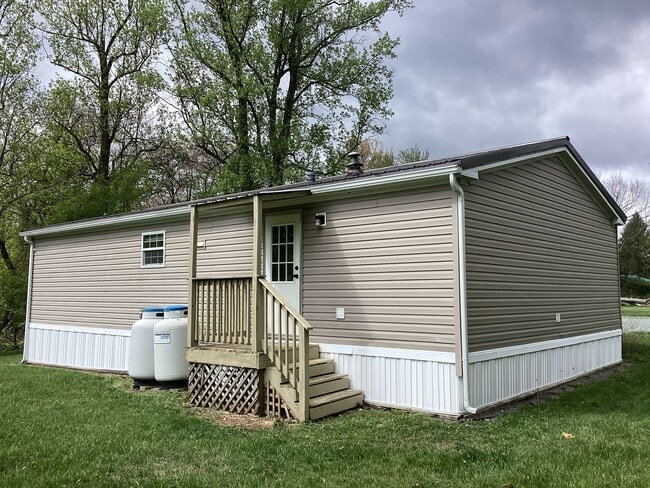 Building Photo - Three Bedroom House