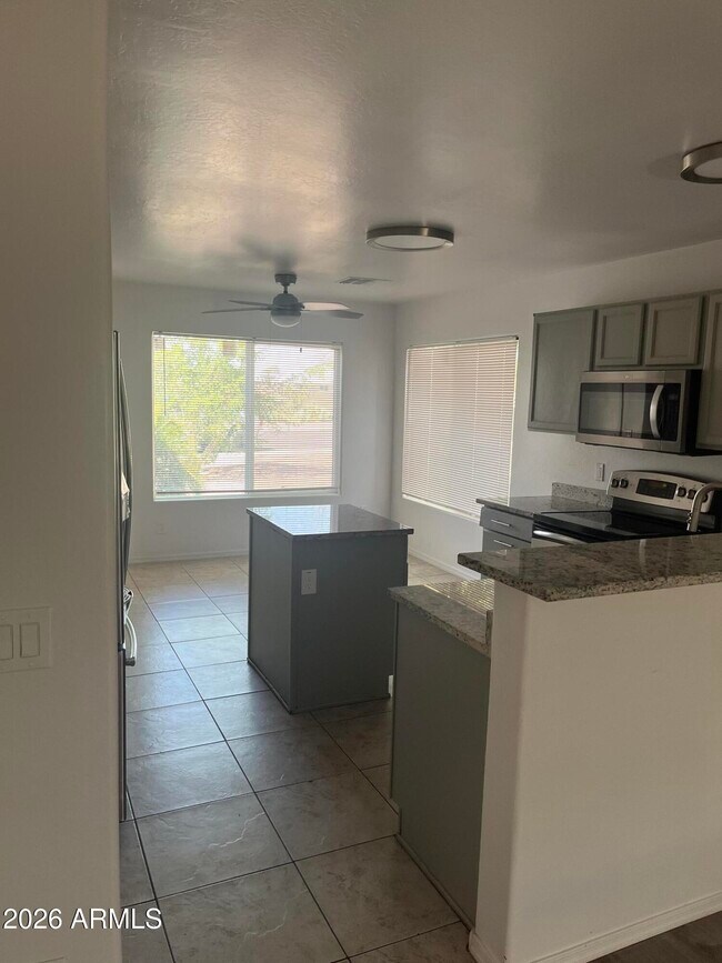 Foto del edificio - 9715 W Carol Ave