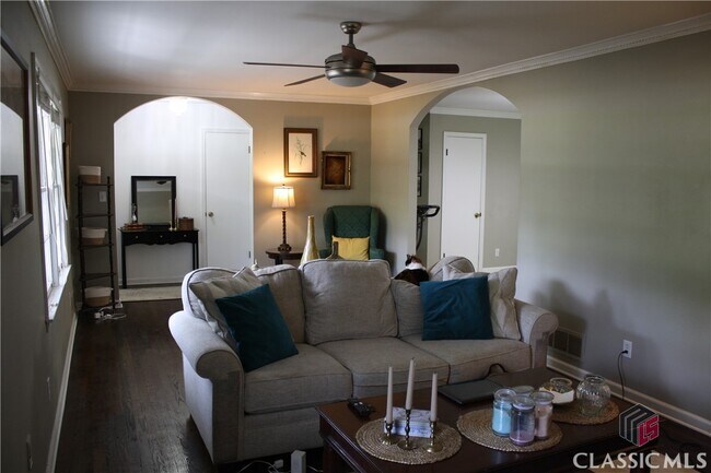 Building Photo - 204 Saxon Woods Dr