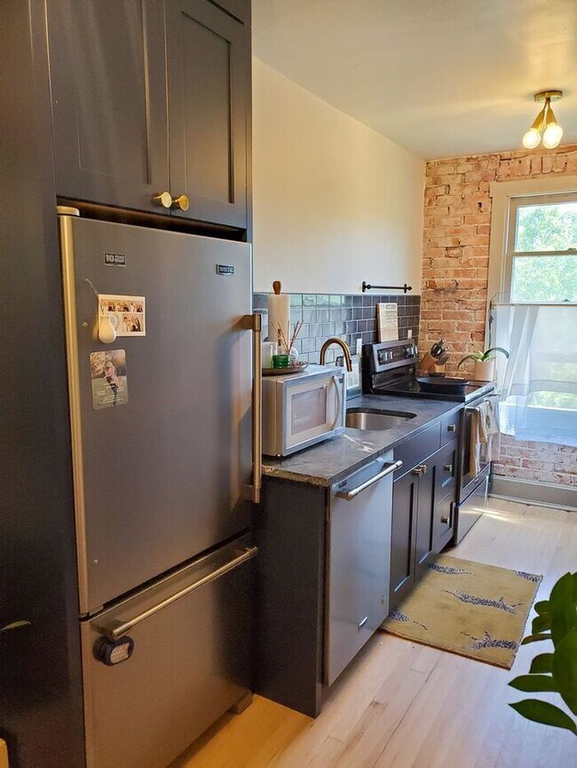 Building Photo - 220 E Laurel St