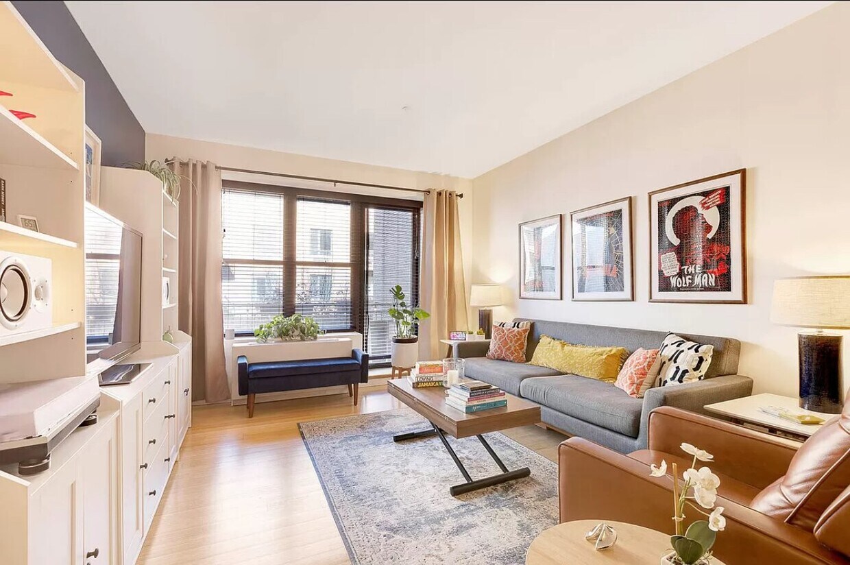 Foto principal - Welcome to this light-filled, spacious one...