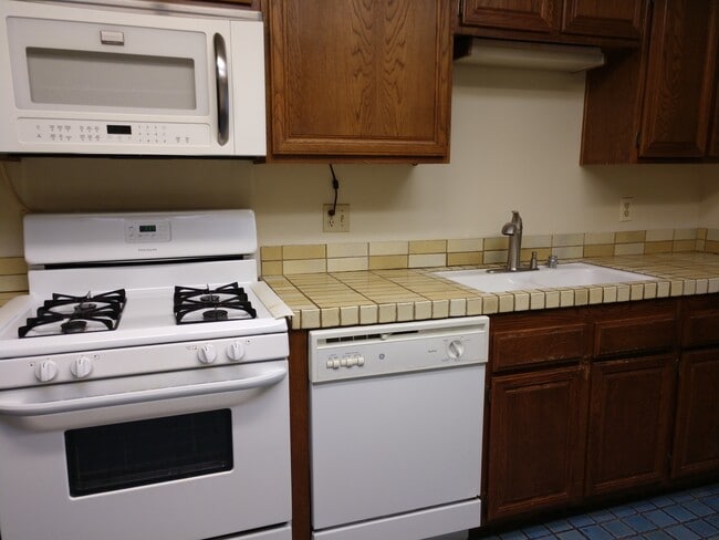 Kitchen - 15325 Magnolia Blvd