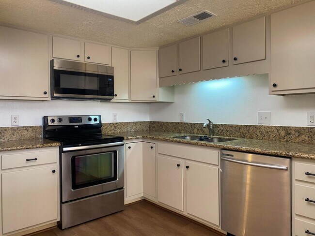 Foto del edificio - 807 Country Club Dr SE