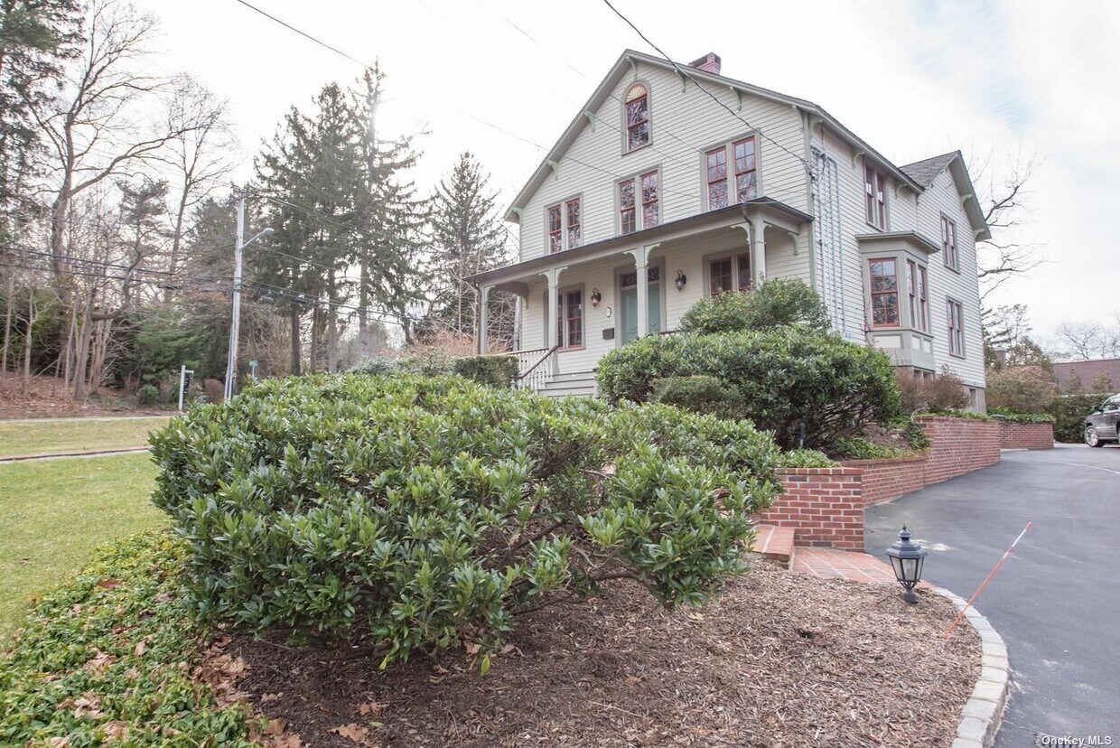 91 Prospect St Unit C, Huntington, NY 11743 Room for Rent in