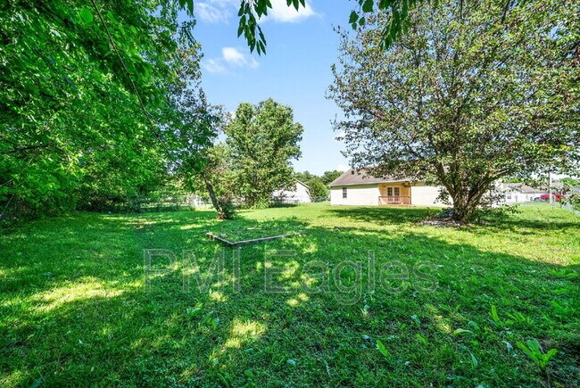 Foto del edificio - 251 Golden Pond Ave