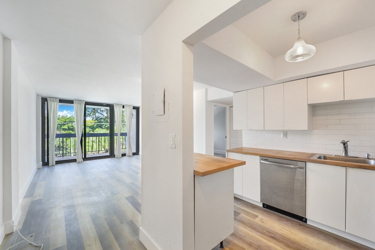Foto principal - 2715 Tigertail Ave