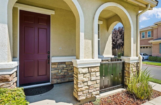 Foto del edificio - ADORABLE 4 BED/2.5 BATH TOWNHOME WITH CORNER LOT AND LARGE FENCED REAR YARD WITH PATIO