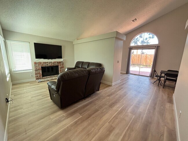 Building Photo - Single Story Palmdale Home