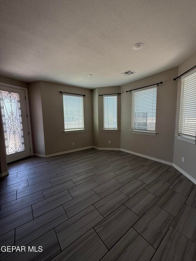 Foto del edificio - 14655 Pebble Hills Blvd