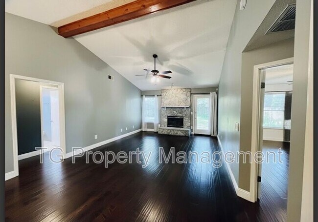 Foto del edificio - 4112 Hollister Pl