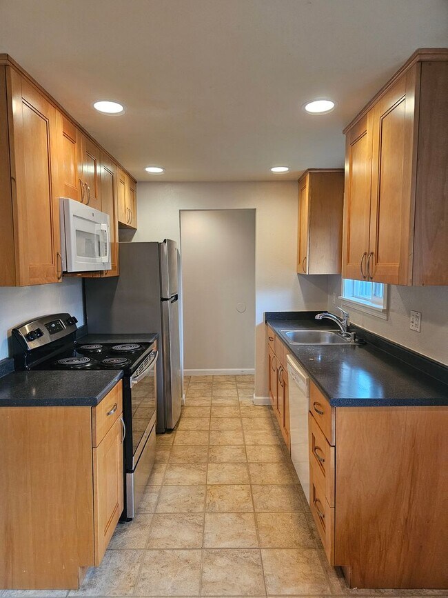 Foto del edificio - Beautiful 2 Bed 1 Bath Condo in Mountlake ...